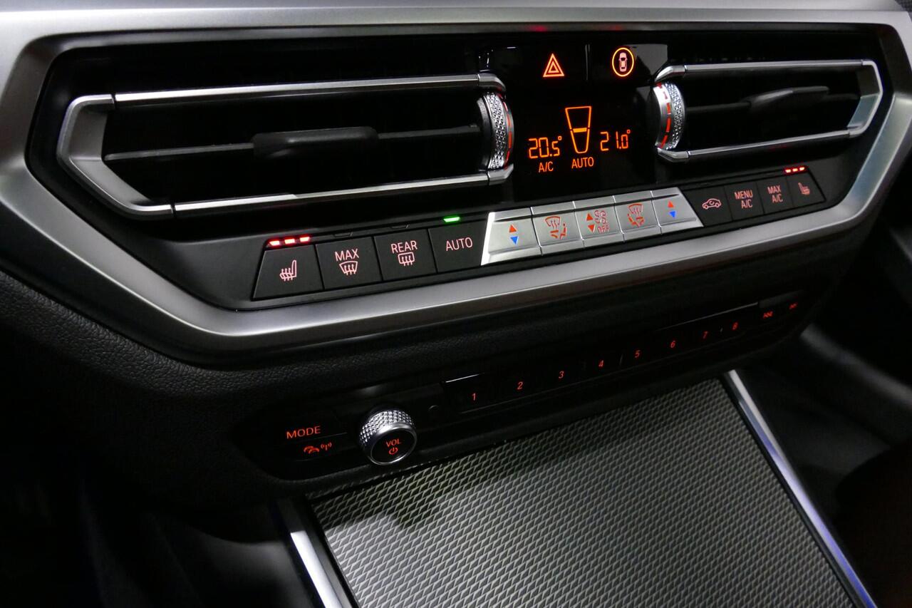 BMW 3-SERIE Touring 330e xDrive M Sport / M340i Diffuser / Black Diamond M Grill / M340i M Sport bumper pakket / Schuif-/kanteldak / Elektr. verstelbare voorstoelen (links met memory) / Stoelverwarming / Apple Carplay - Android Auto / Achteruitrijcamera / Trekhaak (z