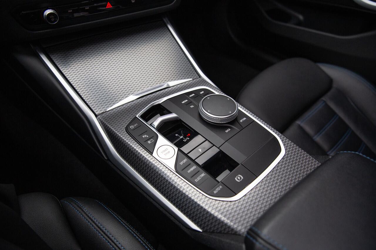 BMW 3-SERIE Touring 330e xDrive M-Sport , Panoramadak, Keyless entry, Head-up display,