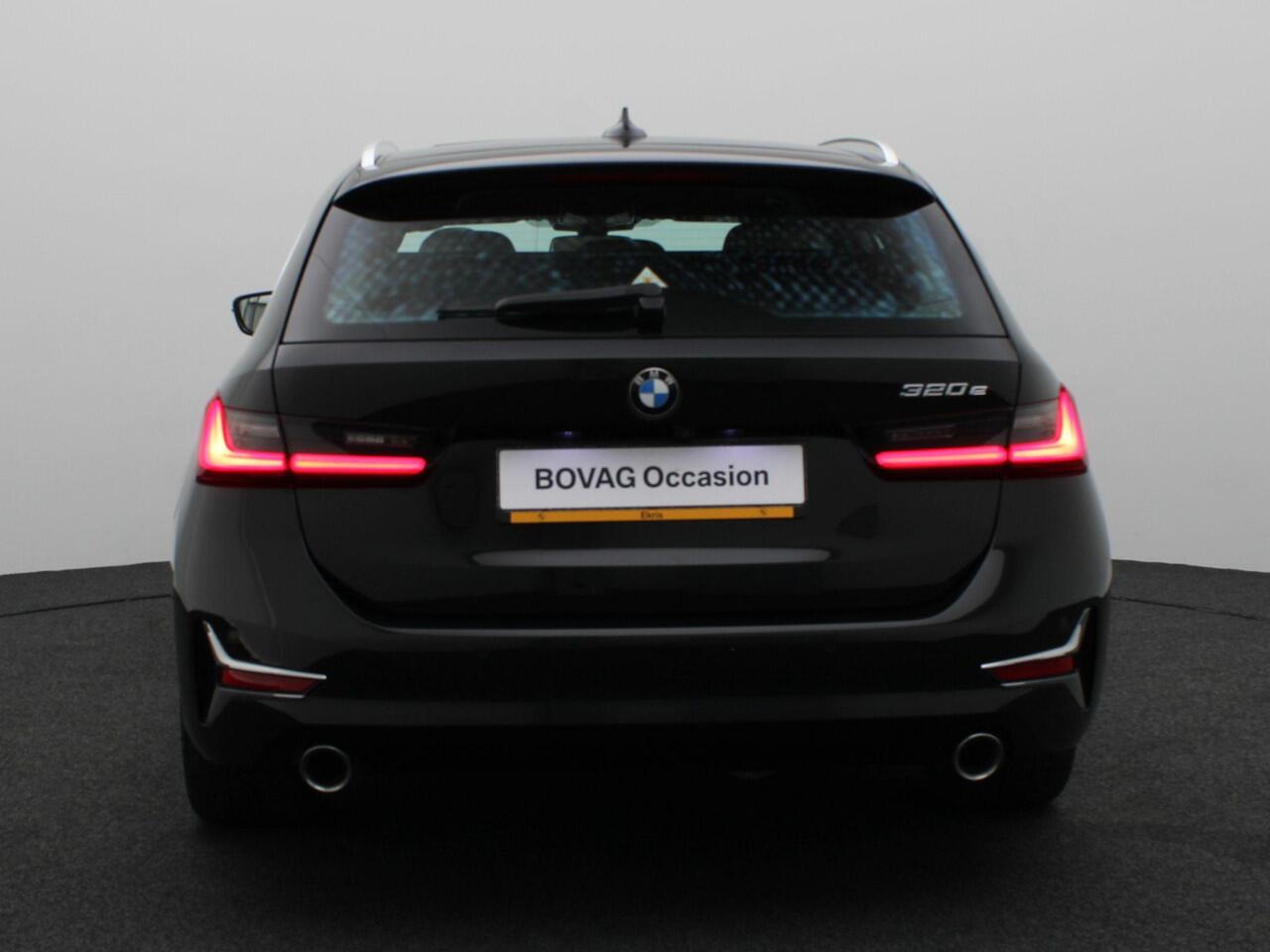 BMW 3-SERIE Touring 320e High Executive | Luxury Line | Audio Media Pack | Parking Pack | Safety Pack | BMW Personal CoPilot Pack | Stuurwielrand Verwarmd | Trekhaak | Panoramadak | Driving Assistant Professional | Head-Up Display | DAB | HiFi | 18''