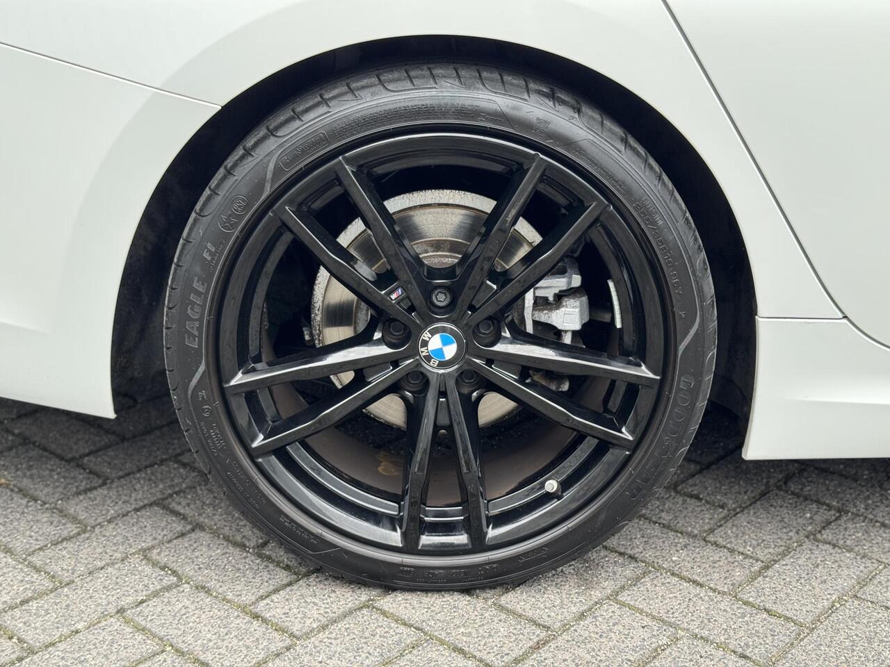 BMW 3-SERIE Sedan 320i High Executive M Sport Pakket Automaat / Live Cockpit Professional / Hifi / LED / 19 Inch / DAB / Shadow Line / Neerklapbare Achterbank / M Achterspoiler / Stoelverwarming