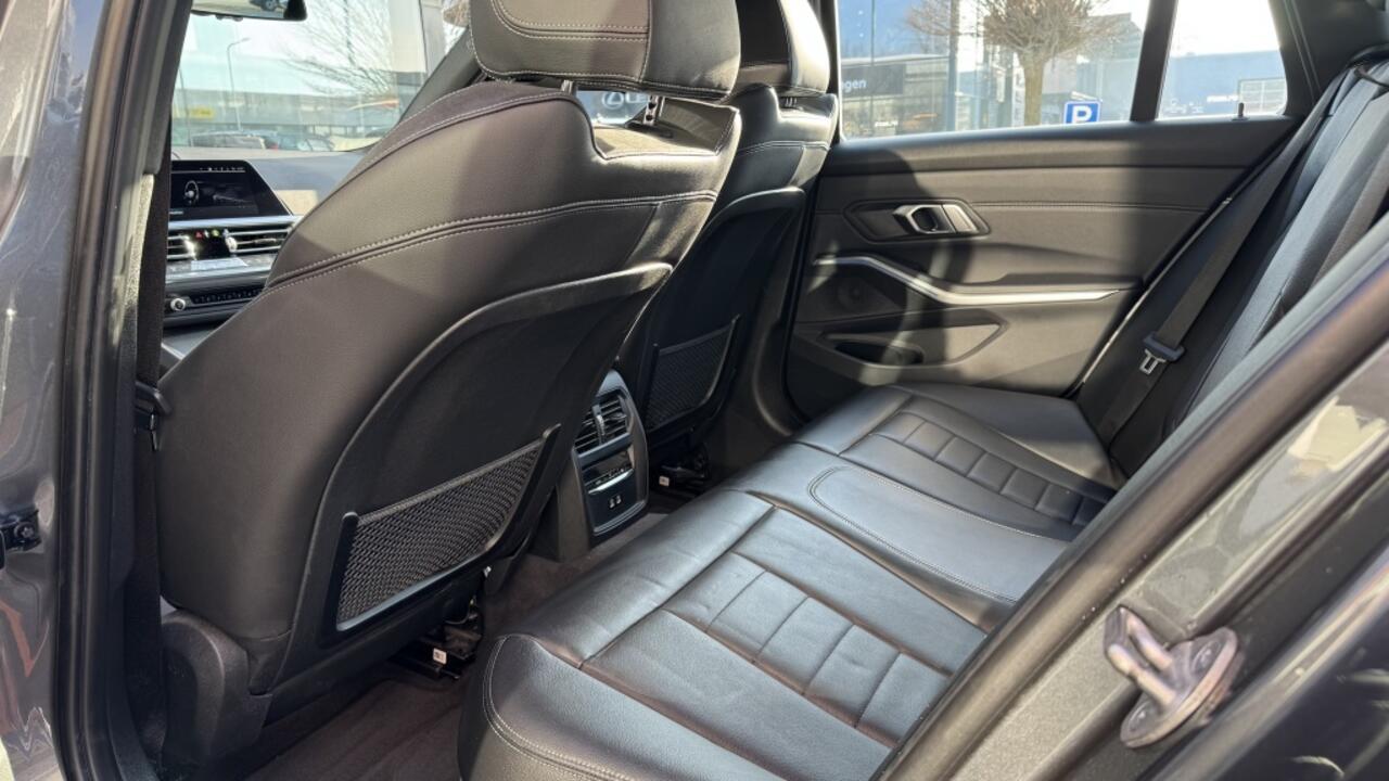 BMW 3-SERIE Touring 330e xDr. High Exec. | M-Sport | HUD | Leer | Navi