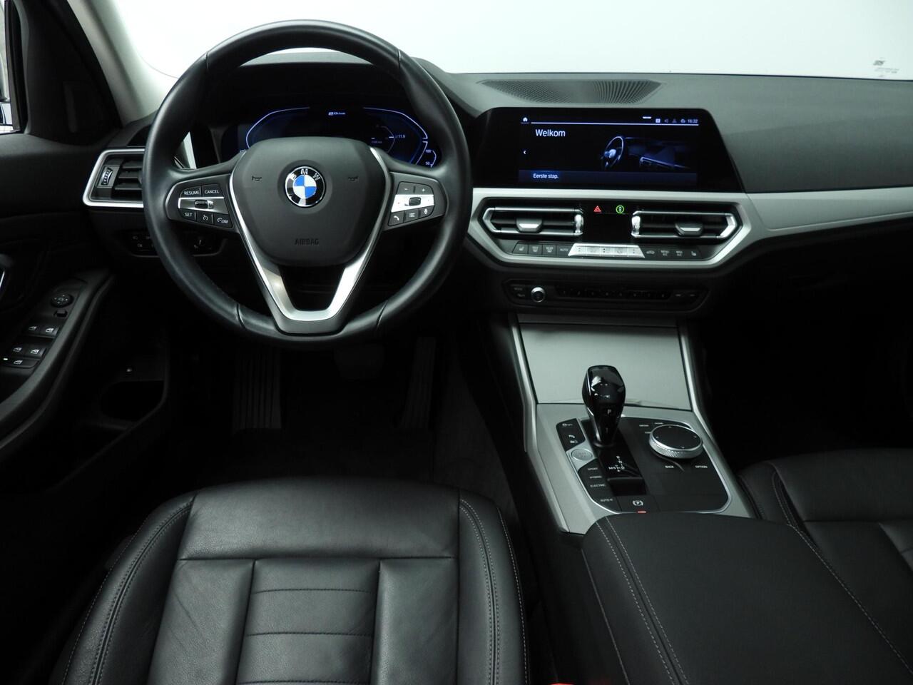 BMW 3-SERIE Sedan 320e | Laserlicht | Leder | Navigatie | Stoelverwarming | Chrome line | DAB | Hifi speakers | Alu 17 inch