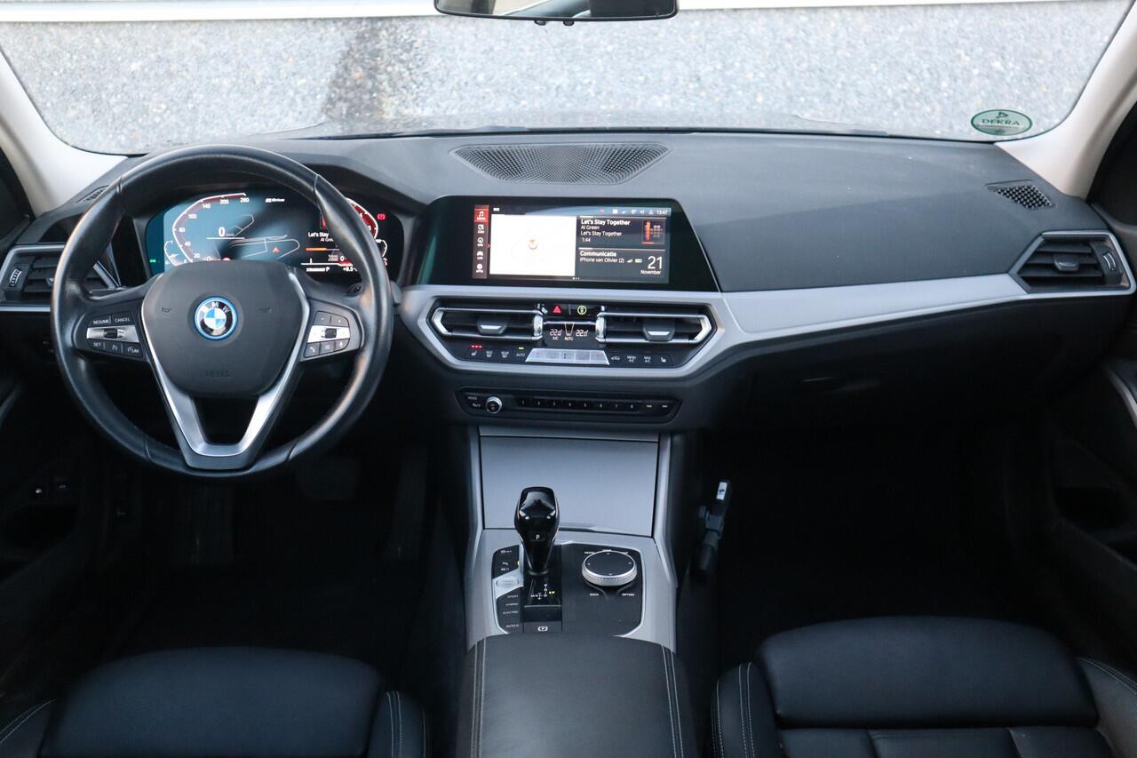 BMW 3-SERIE Touring 330e xDrive Business Edition Plus Pano dak / Laser / Sportstoelen / Leder /
