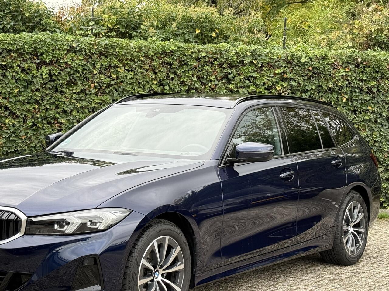 BMW 3-SERIE Touring 318i | Driving Ass. | Widescreen | Trekhaak | Stoel + Stuurverw. | Camera | M hemel Anthrazit