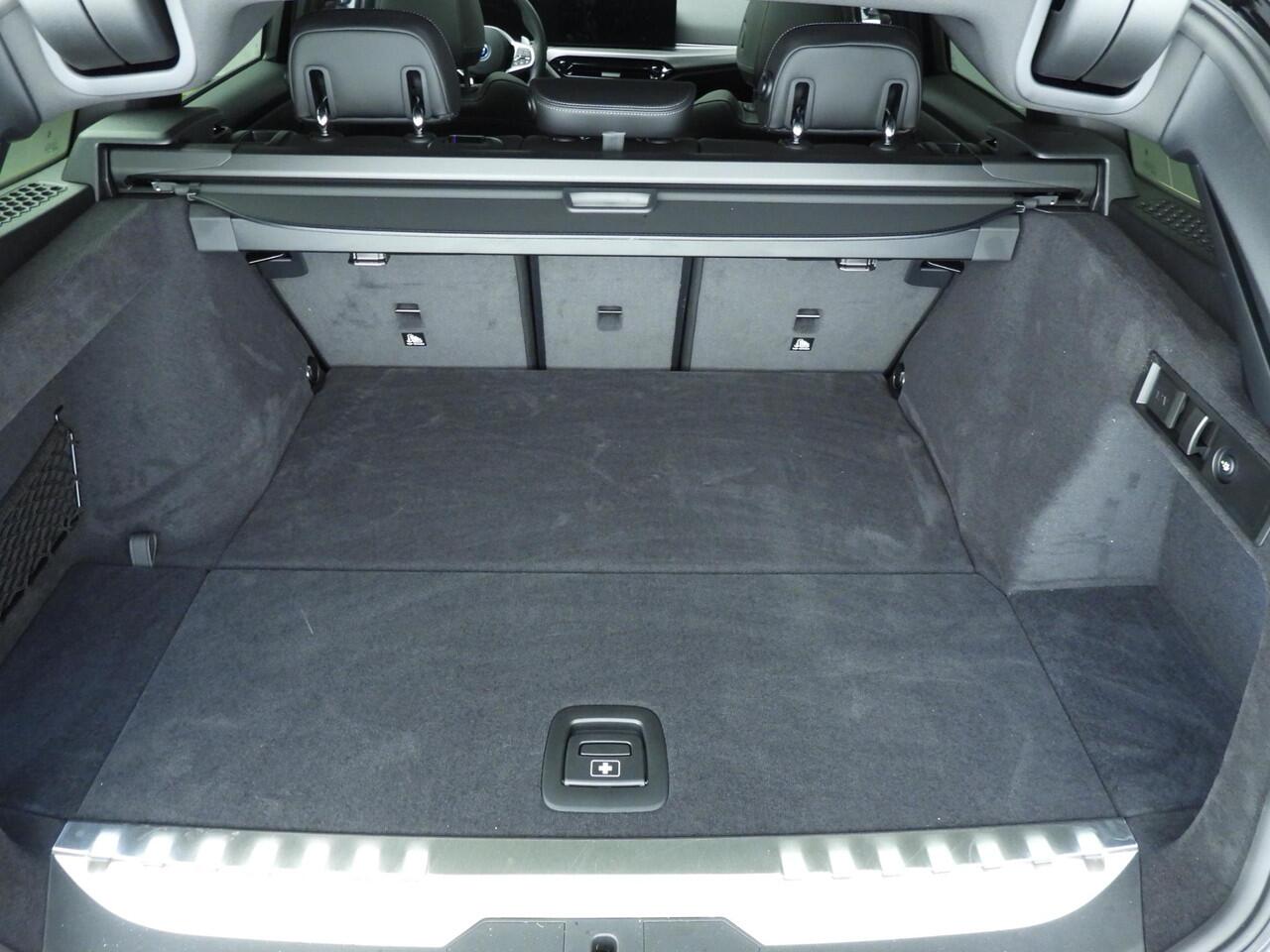 BMW 3-SERIE Touring 330e M-Sportpakket / Panoramadak / Trekhaak / Electrisch verstelbare stoelen / Harman-Kardon / Alu wielen 19 inch