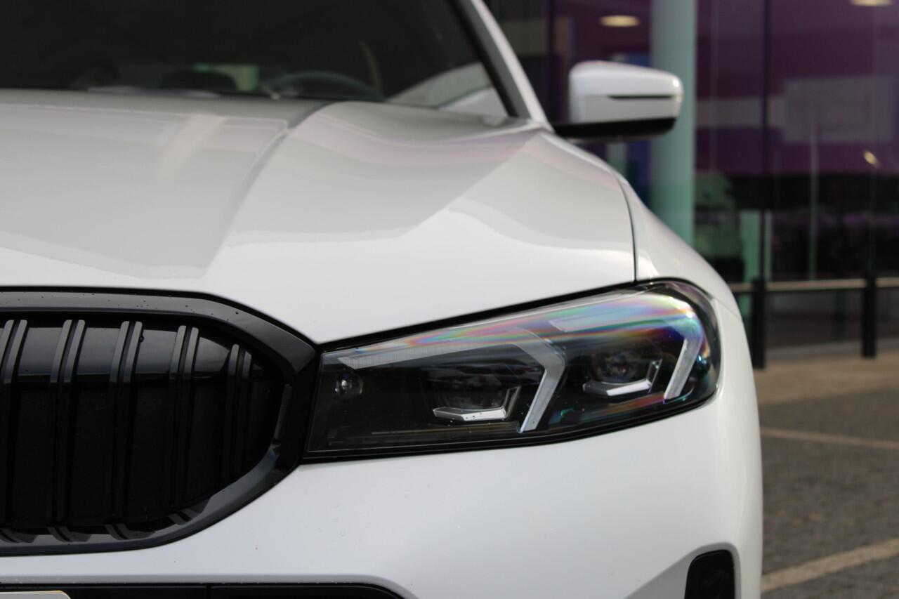 BMW 3-SERIE Touring 330i xDrive High Executive M Sport Automaat / Panoramadak / Trekhaak / Sportstoelen / Comfort Access / Adaptieve LED / Parking Assistant Plus