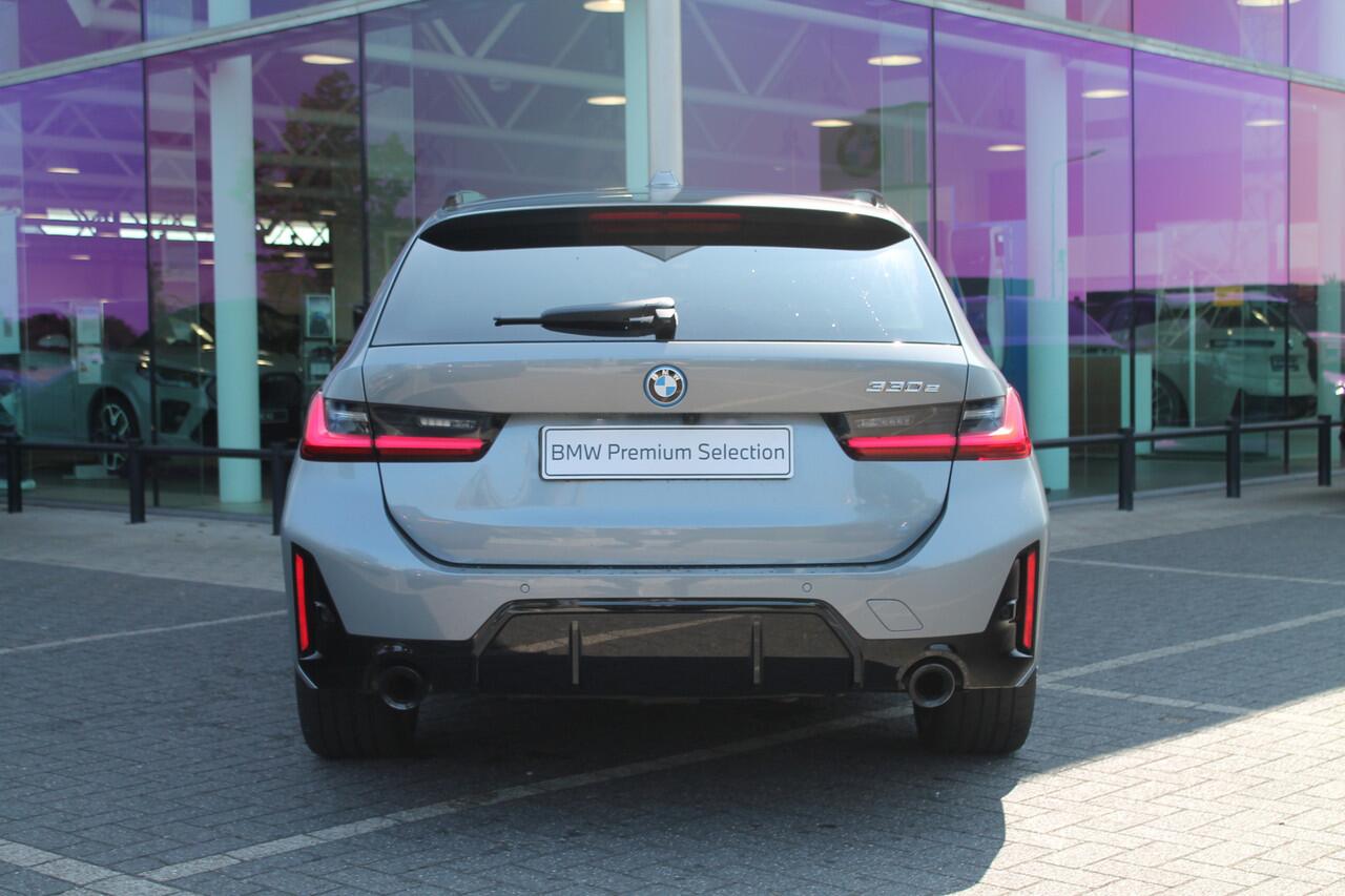 BMW 3-SERIE Touring 330e M Sport Automaat / Sportstoelen / Achteruitrijcamera / Stoelverwarming / Adaptieve LED / Parking Assistant / PDC / Cruise Control / Live Cockpit Plus