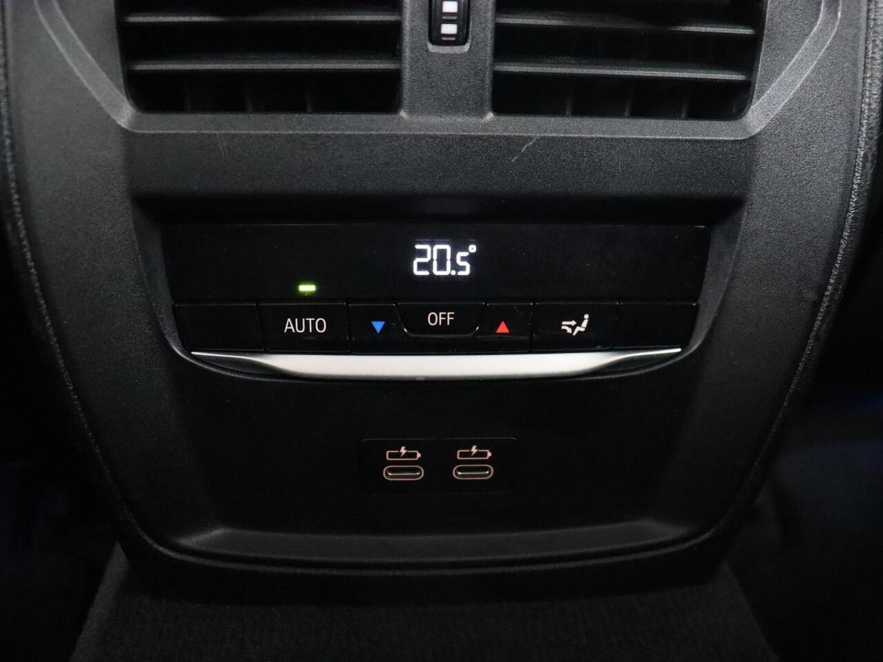 BMW 3-SERIE 330e Sport Line | Stoelverwarming | Carplay | Sportstoelen | Half leder | Camera | Navigatie | Live Cockpit | DAB | Full LED | Park Assist | Navigatie | Climate control | PHEV | Plug In