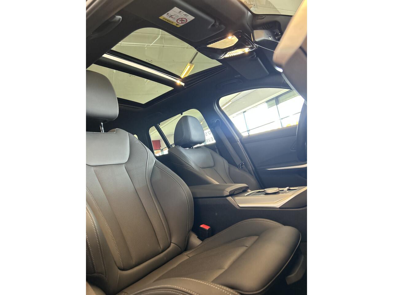 BMW 3-SERIE Touring 318i M Sport | Panoramadak | Fabrieksgarantie | 20''INCH | Verlaagd | Lederen bekleding | Afneembare trekhaak | Cruise control | Climate control | Lane assist | Apple carplay | Full LED