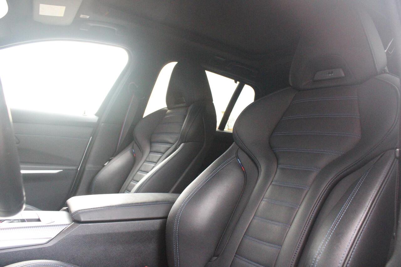 BMW 3-SERIE Touring 330e 292PK M-SPORT | PANORAMISCH SCHUIF/KANTEL DAK | M-SPORT PRO-PAKKET | M-SPORT REMMEN UITGEVOERD IN DONKERBLAUW MET M LOGO | BMW LIVE COCKPIT PROFESSIONAL | CURVED DISPLAY |DRIVING ASSISTANT INCL. HEAD-UP DISPLAY | PARKING ASSIST INCL. ACHTERUI