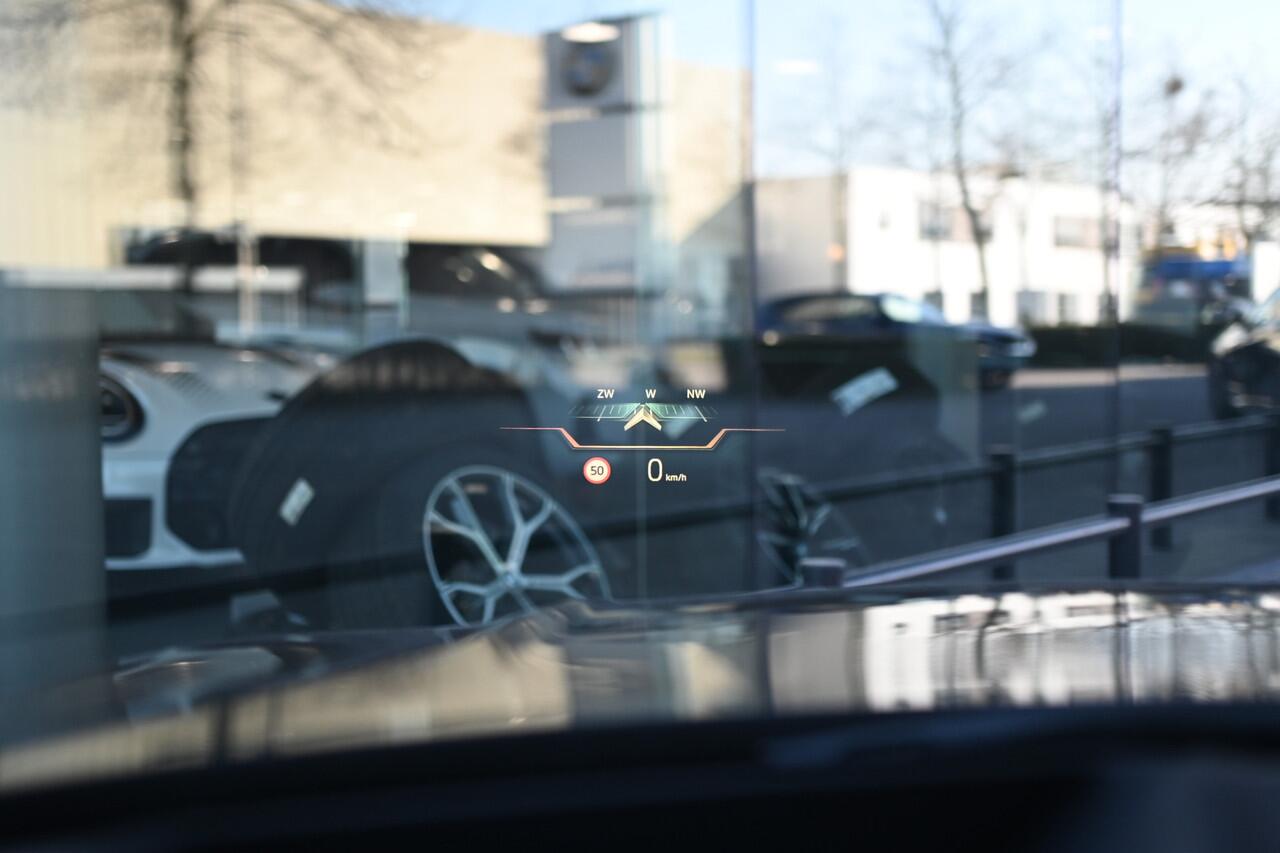 BMW 3-SERIE Touring 320i M Sport Automaat / Panoramadak / Sportstoelen / Adaptieve LED / Parking Assistant / M Sportonderstel / Live Cockpit Professional