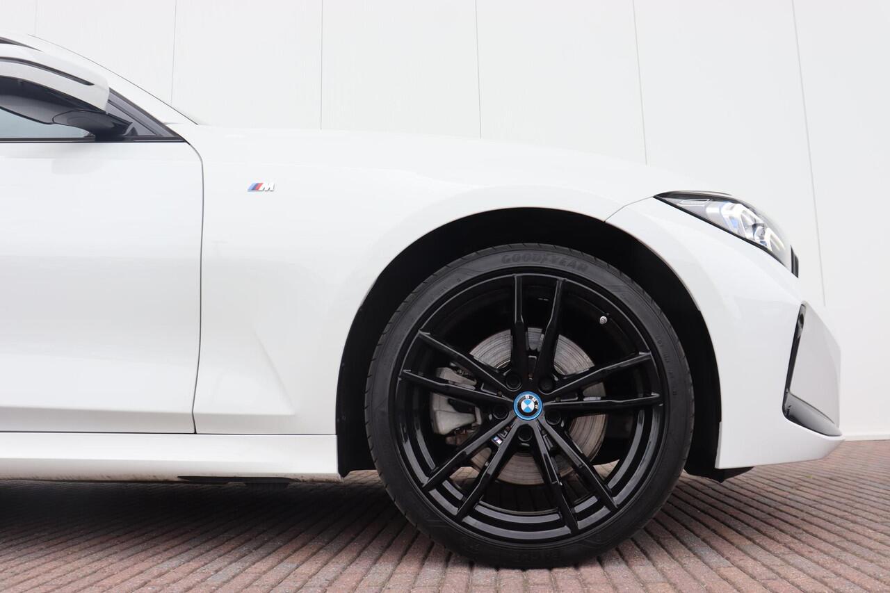 BMW 3-SERIE 330e M Sportpakket/ 19 inch LM/ Sportstoelen/ Cruise Control/ Stoelverwarming