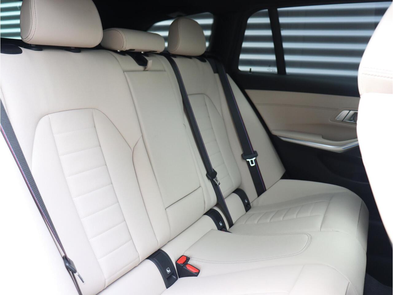 BMW 3-SERIE Touring 330e | High Executive | M Sportpakket Pro | Panodak | Head-Up | Elektr. Stoelen | Harman Kardon | Parking Assistant Plus | Adaptive Cruise Control | 19'' LMV