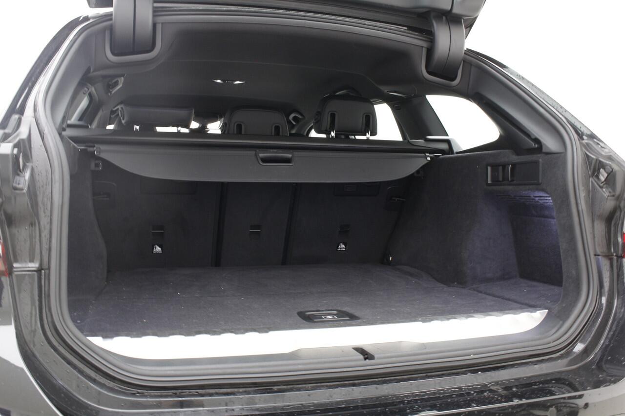 BMW 3-SERIE Touring 330e xDrive M-Sport | Camera | Hifi | Curved Display |