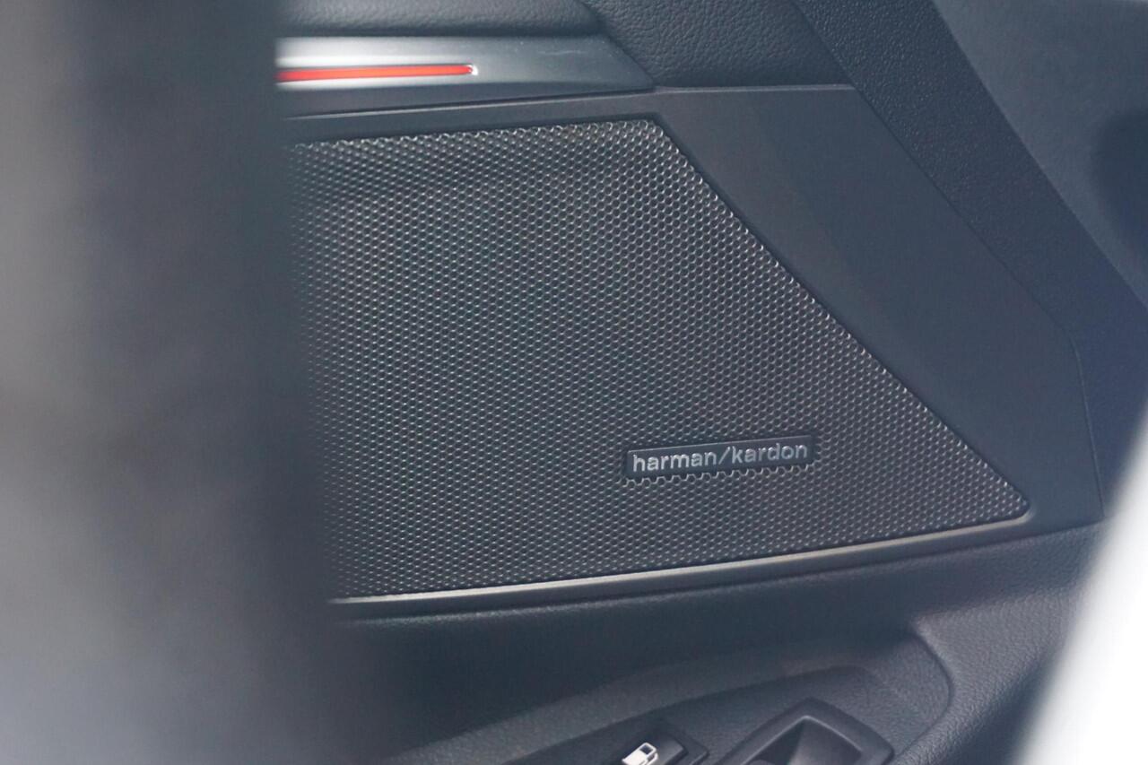 BMW 3-SERIE Touring 330e M Sport Pro | Trekhaak / Panoramadak / Head-up / Harman Kardon / Elektrische stoelen met geheugen /360*Camera's / Comfort Access / Ddodehoek detectie