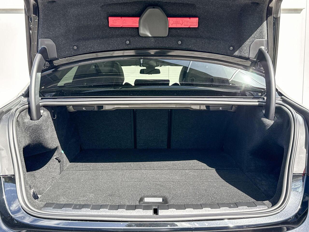 BMW 3-SERIE Sedan 330e | M Sport Pro | Comfort Pack | Active Cruise Control | Elektrisch Glazen Panoramadak