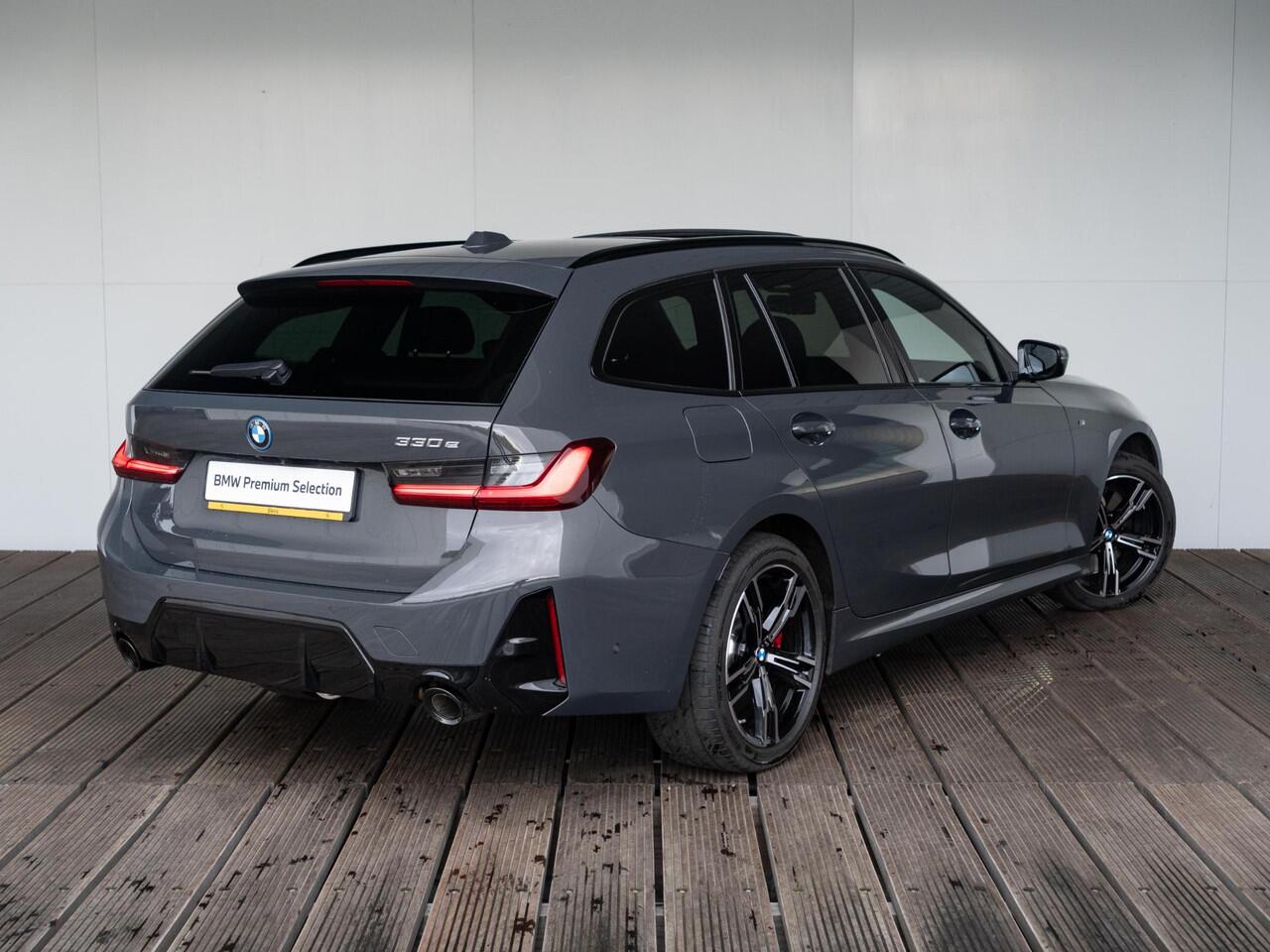 BMW 3-SERIE Touring 330e | M Sportpakket Pro | Innovation Pack | Verwarmd Stuurwiel | Comfort Access | Panoramadak | Stoelverwarming | Harman Kardon | Trekhaak