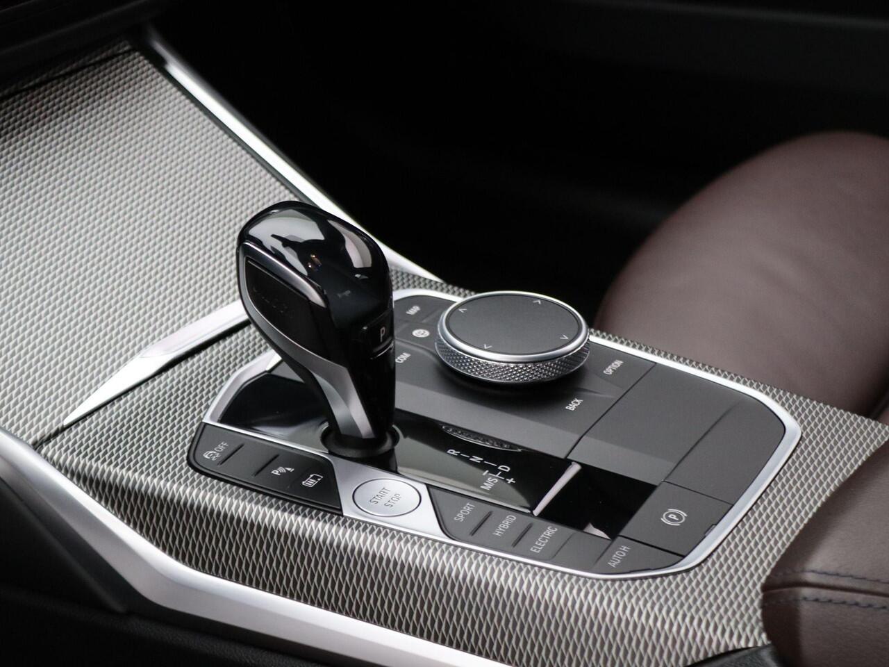 BMW 3-SERIE Sedan 330e High Executive | M Sportpakket | LED | DAB | 19''