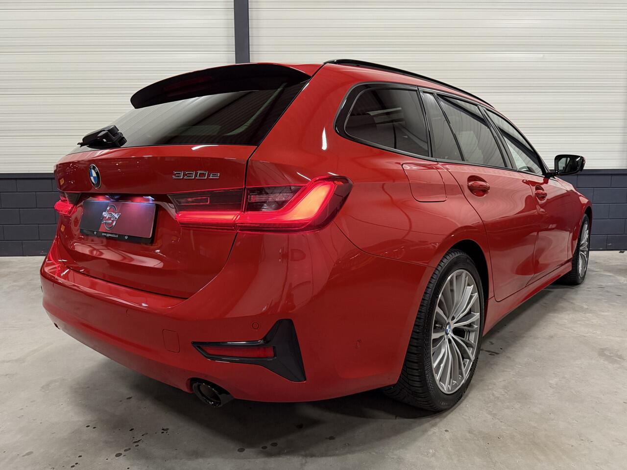 BMW 3-SERIE Touring 330e High Exe 87DKM/PANO/LASER/TREKHAAK/HEAD-UP/H&K/ACC/360CAMERA/LEER-SPORT/18"/SHADOW-LINE/SOH 91,5%/MELBOURNE-RED METALLIC/NET OH BEURT GEHAD BIJ BMW DEALER