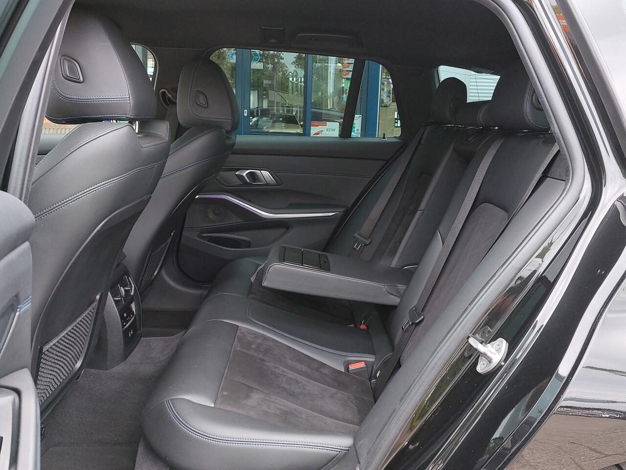 BMW 3-SERIE Touring 320i 184pk Automaat High Executive M-Sport | Navi | Apple Carplay+Android Auto | Adap.Cruise | Leder+Alcantara | Led Koplampen | Sfeerverlichting | Stoelverwarming | Pdc V+A+Camera | 18''lm