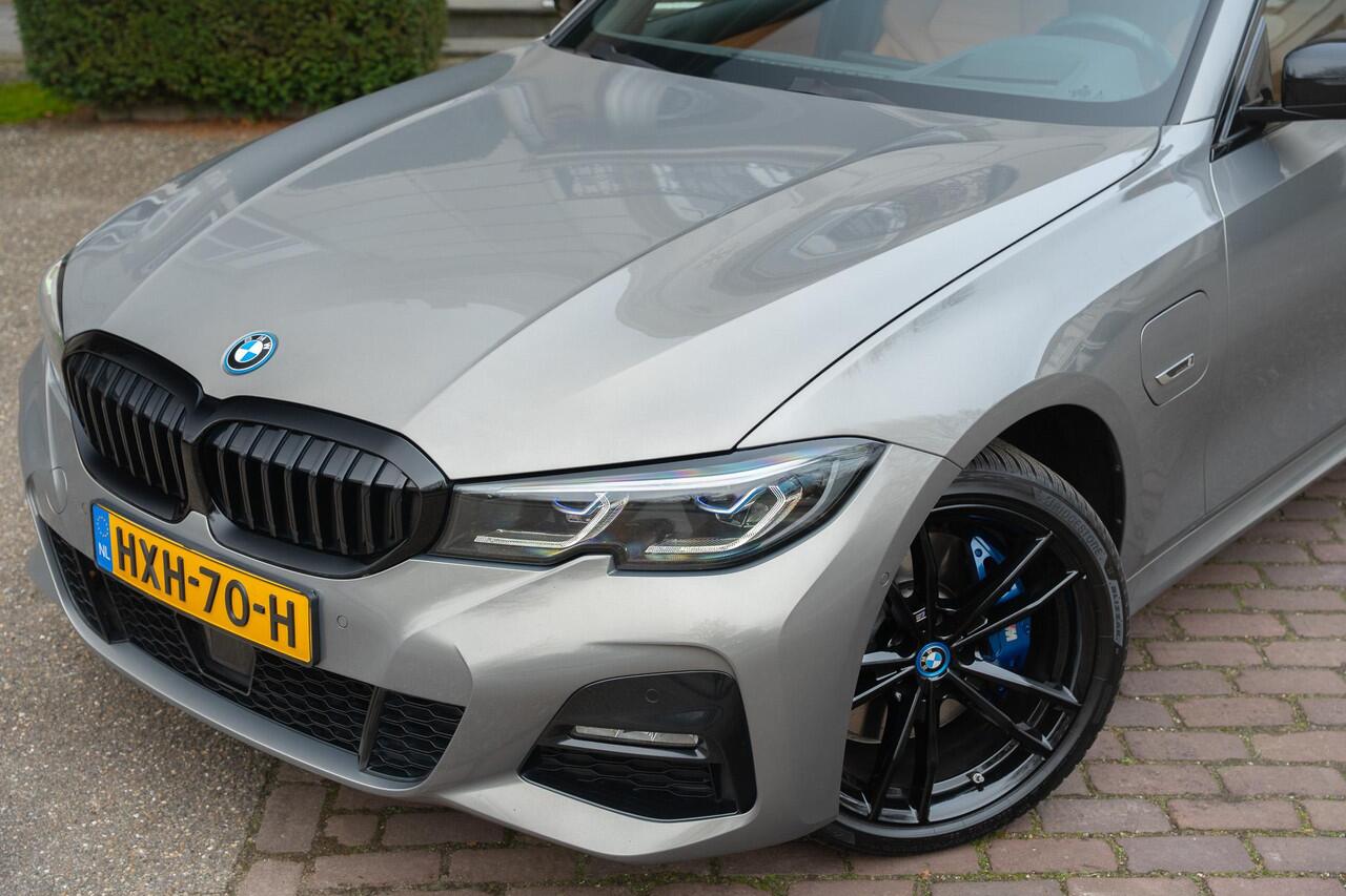 BMW 3-SERIE Touring 330e High Executive TREKHAAK | PANO | KUIPSTOELEN | LASER | ACC | H&K