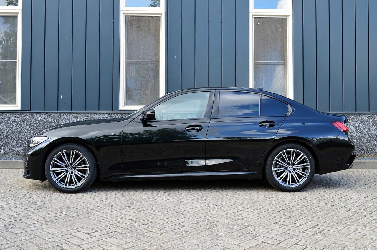BMW 3-SERIE 320i M-Sport Business Edition Plus Rijklaarprijs-Garantie Leder Led Camera Navigatie 50 Jahre Edition