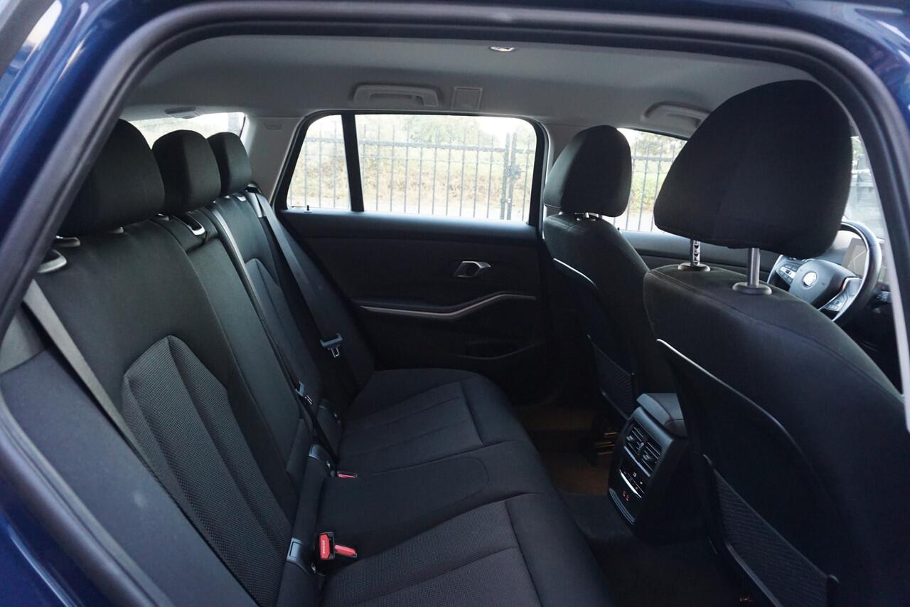 BMW 3-SERIE Touring 318I 157PK 4CILINDER ORIGINEEL NEDERLANDS 1E EIGENAAR NIEUW MODEL CURVED DASHBOARD! FULL LED ANDROID/APPLECARPLAY GROOTBEELD NAVIGATIE ECC AIRCO CRUISECONTROL PDC V+A 17INCH ELECTR.KLEP ENZ...
