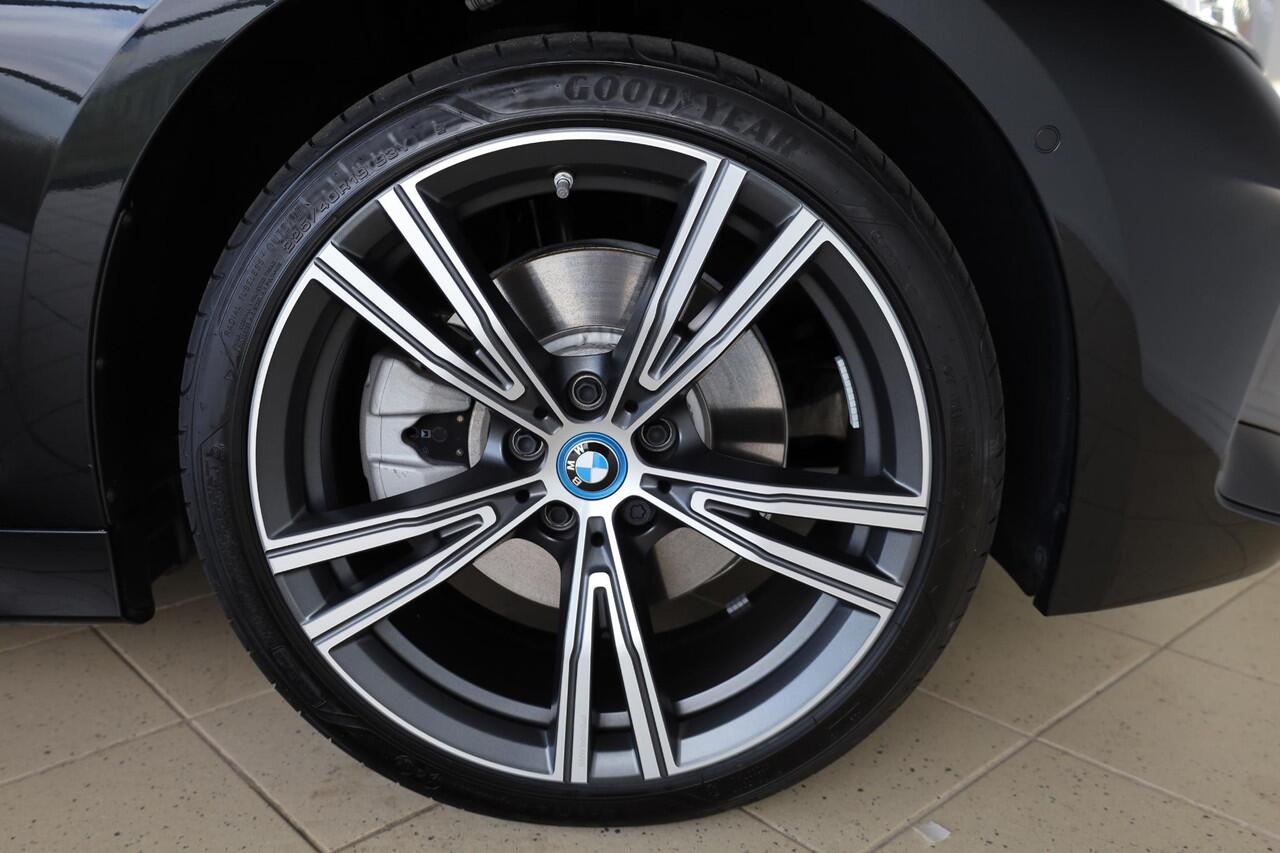 BMW 3-SERIE Touring 320e | Elektrisch Glazen Panorama-dak | M Sportpakket | cruise control adaptief met Stop&Go | Travel Pack