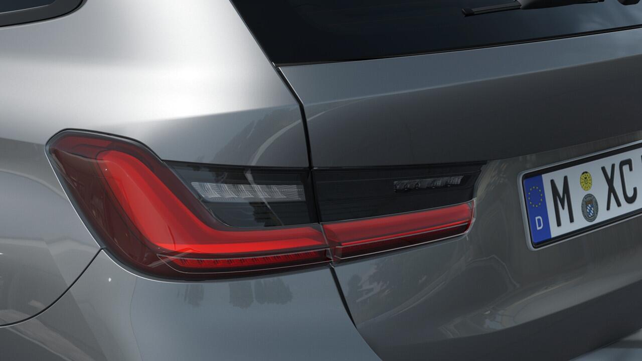 BMW 3-SERIE Touring 330e M Sport Automaat / Panoramadak / Sportstoelen / Achteruitrijcamera / Comfort Access / Adaptieve LED / Stoelverwarming /