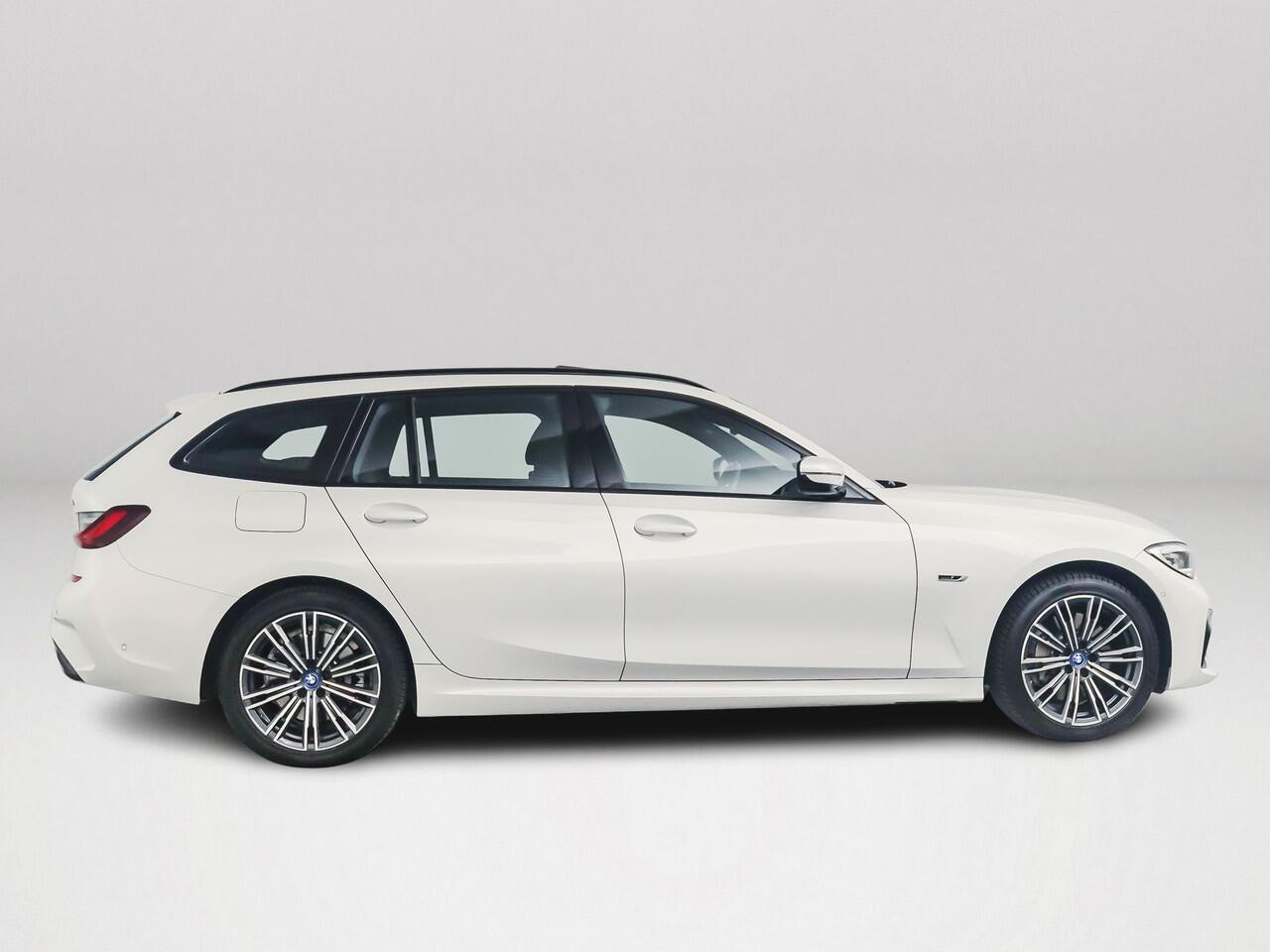 BMW 3-SERIE Touring 330e Business Edition Plus | Panoramadak | 360° camera | Stoel- en Stuurverwarming | Harman Kardon | Head-up Display