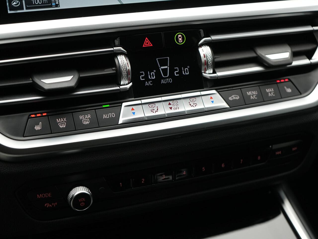 BMW 3-SERIE Touring 330e Sportline Plug In Hybrid 293pk Dealer O.H. PHEV | Adaptive Cruise | Sfeerverlichting | Apple Carplay | Black Optic | Sportstoelen Verwarmd | Navigatie | Blis | Virtual | DAB |