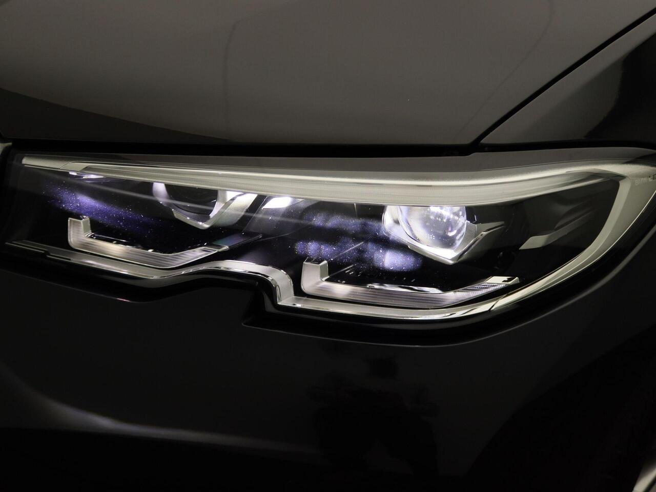 BMW 3-SERIE Sedan 318i Executive | Model Sportline | Sportstoelen | Extra Getint Glas Achter | LED Koplampen | 17''