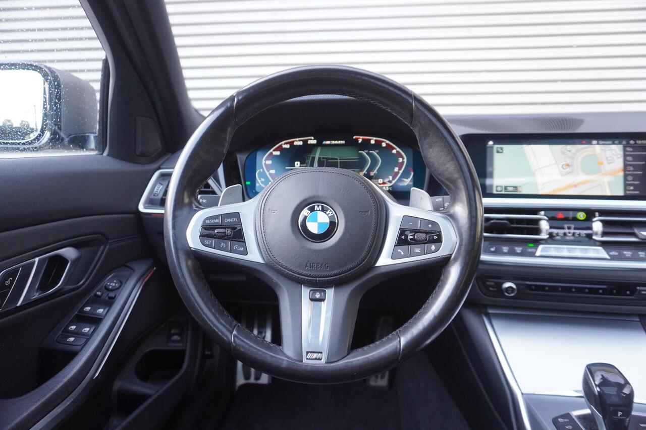 BMW 3-SERIE Touring M340i xDrive High Executive | Parking Pack | Glazen panoramadak | HiFi System | Trekhaak met elektrisch wegklapbare kogel | BMW Head-Up Display