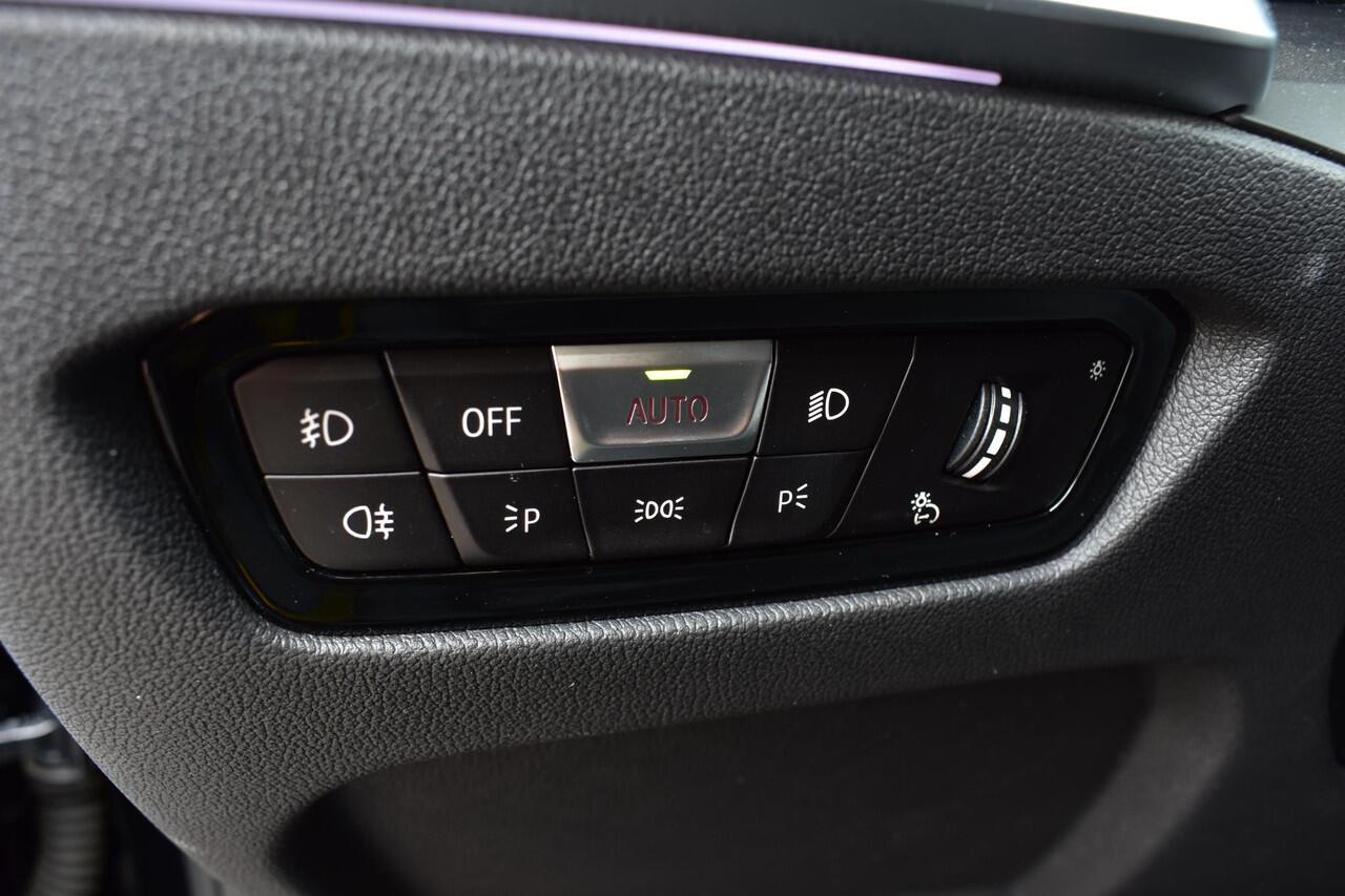 BMW 3-SERIE Touring 330e High Executive M-Pakket, Pano, Apple Carplay, Achteruitrijcamera, Carbon