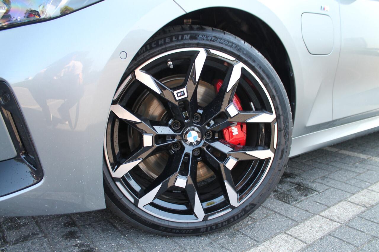 BMW 3-SERIE Touring 330e M Sport Automaat / Sportstoelen / Achteruitrijcamera / Stoelverwarming / Adaptieve LED / Parking Assistant / PDC / Cruise Control / Live Cockpit Plus