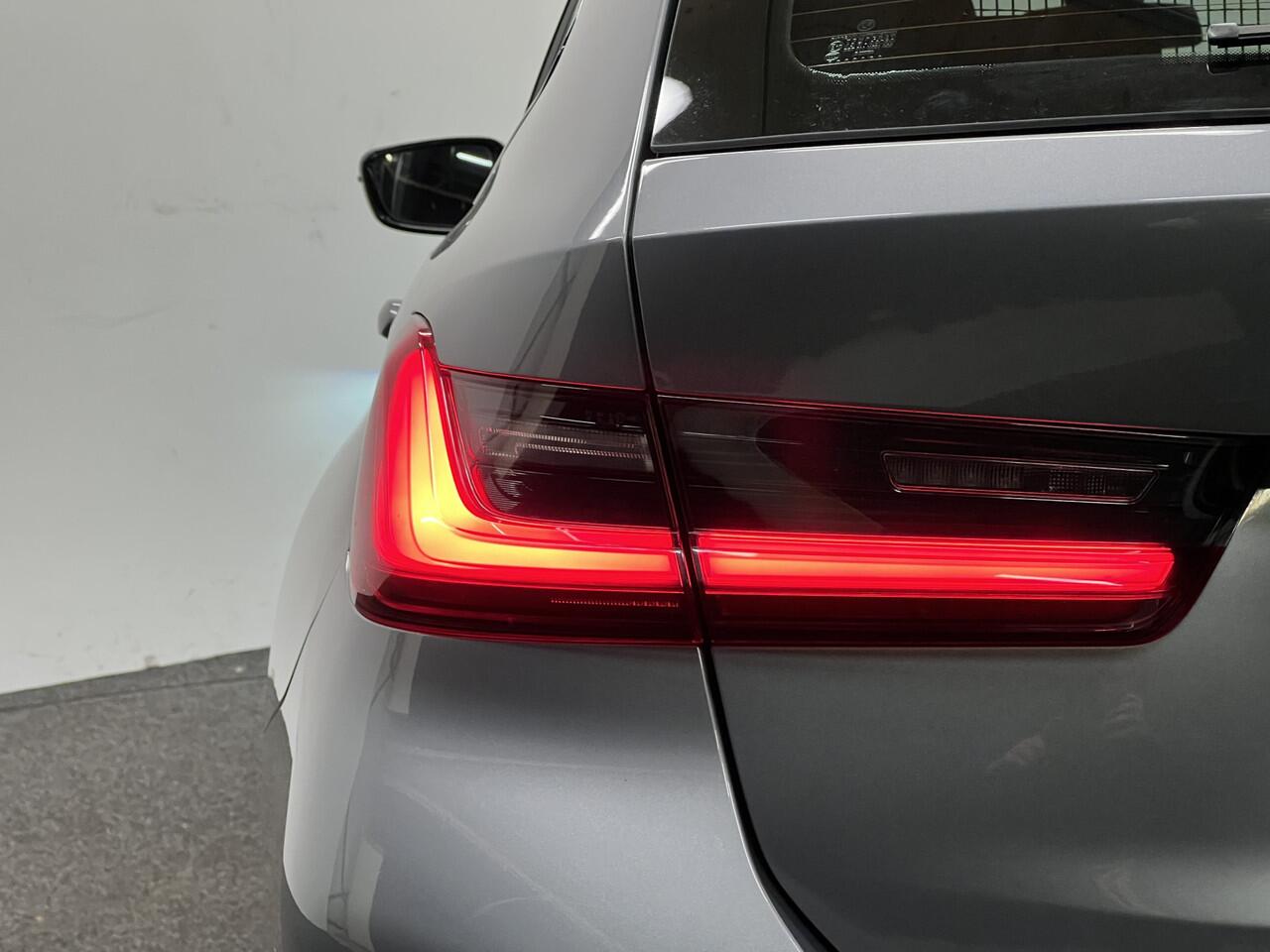 BMW 3-SERIE Touring 318i | NL AUTO | NAVI | TREKHAAK | LEDEREN BEKLEDING | CARPLAY |