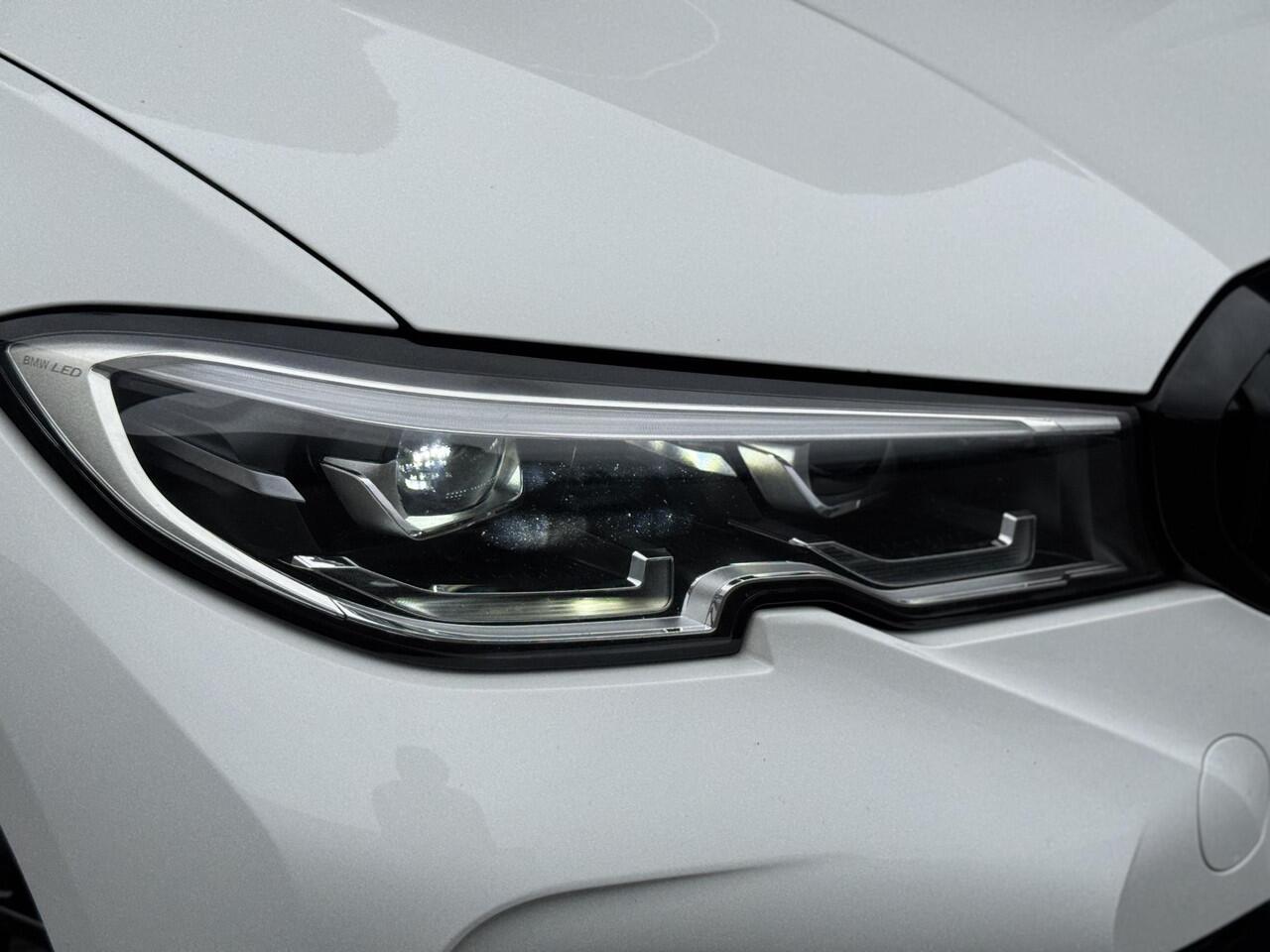 BMW 3-SERIE Sedan 320i High Executive M Sport Pakket Automaat / Live Cockpit Professional / Hifi / LED / 19 Inch / DAB / Shadow Line / Neerklapbare Achterbank / M Achterspoiler / Stoelverwarming