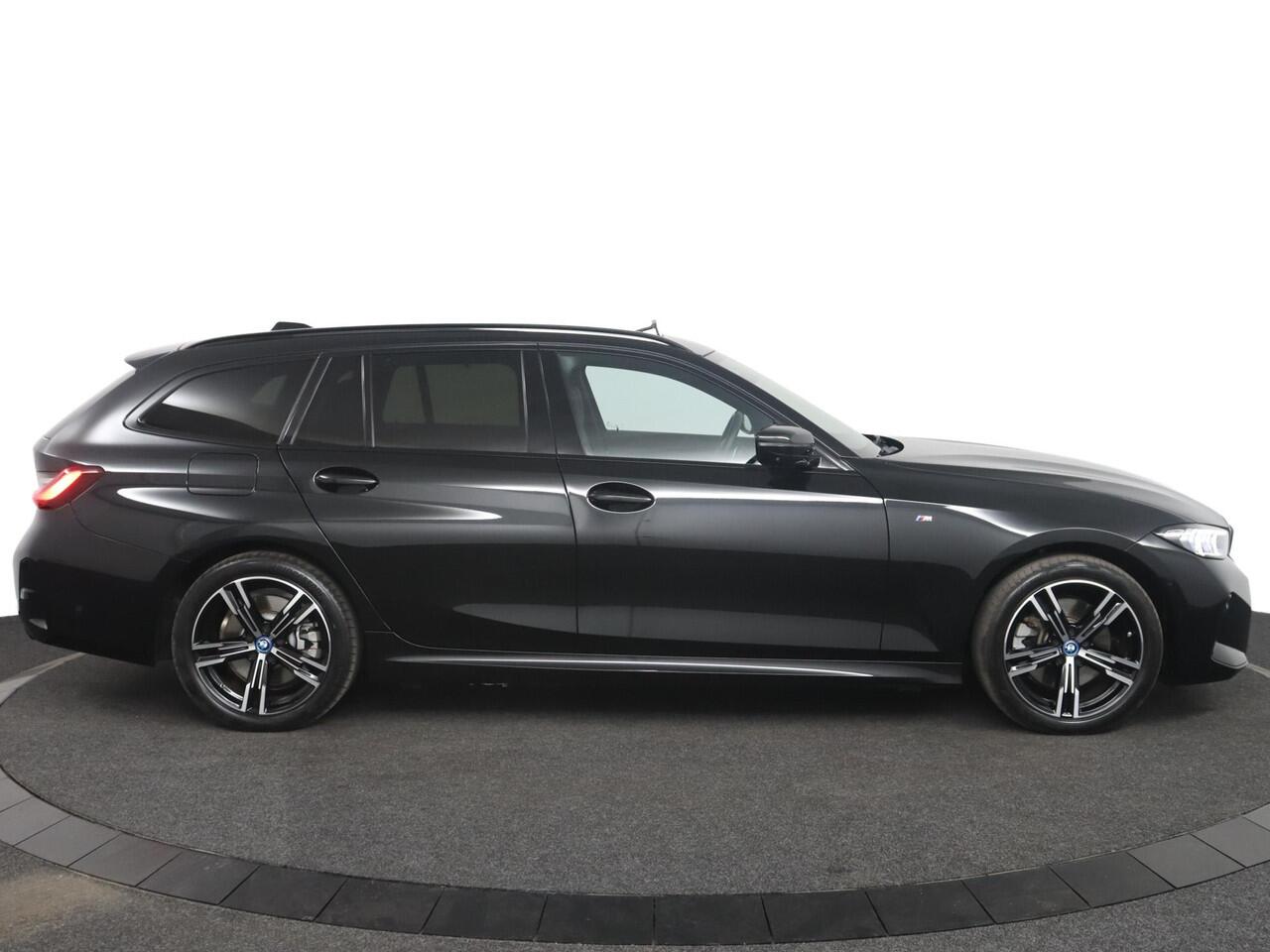 BMW 3-SERIE Touring 330e M-Sportpakket | Glazen Panoramadak | Stuur- en stoelverwarming | Harman Kardon | Comfort Access | Elektrisch verstelbare stoelen | Active Cruise Control
