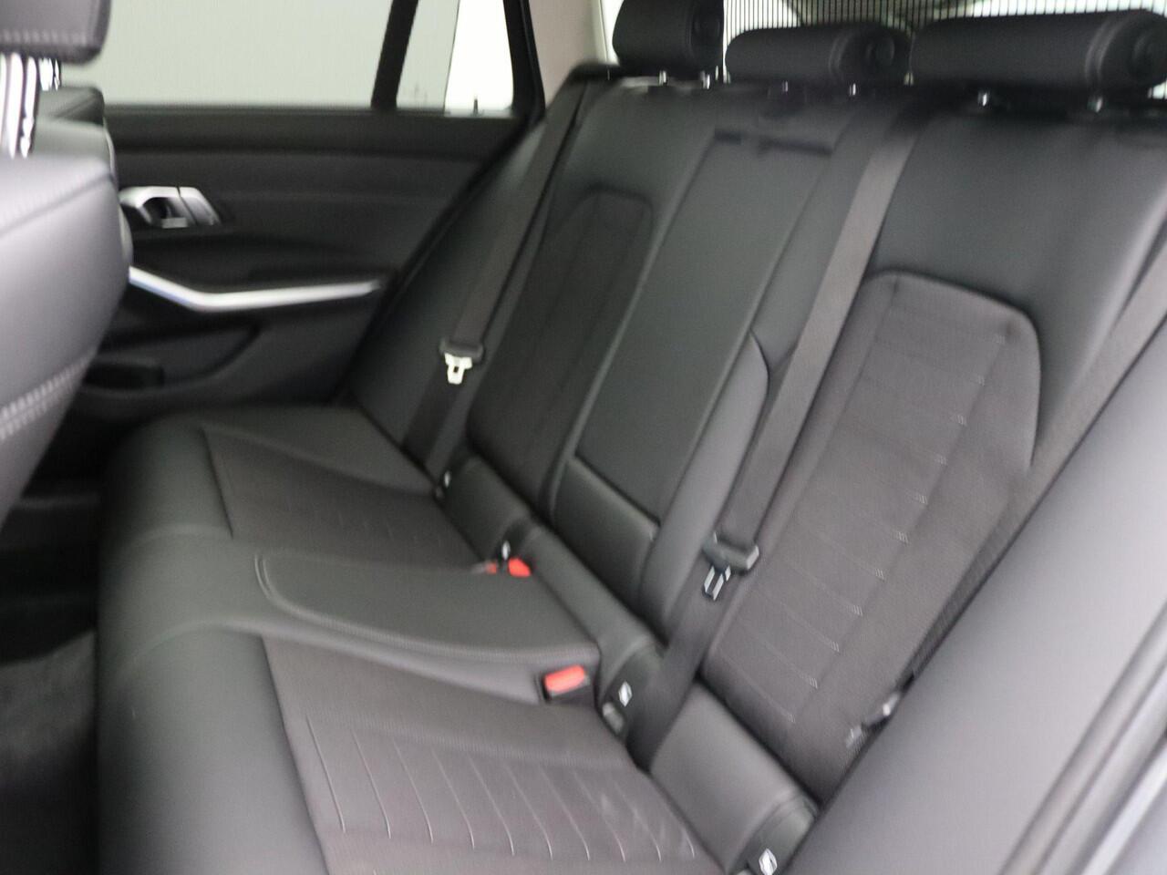 BMW 3-SERIE Touring 330e Model Sport Line | Stuurwielrand Verwarmd | M Adaptief onderstel | Comfort Access | Achteruitrijcamera | Panoramadak | Elektrisch Verstelbare Sportstoelen | Driving Assistant | Laserlight | Head-Up Display | DAB | HiFi | 17''