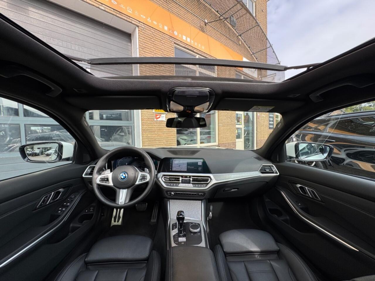 BMW 3-SERIE 320E TOURING HIGH EXECUTIVE M-SPORT PANO/LEER/LED/CAMERA/NL-AUTO