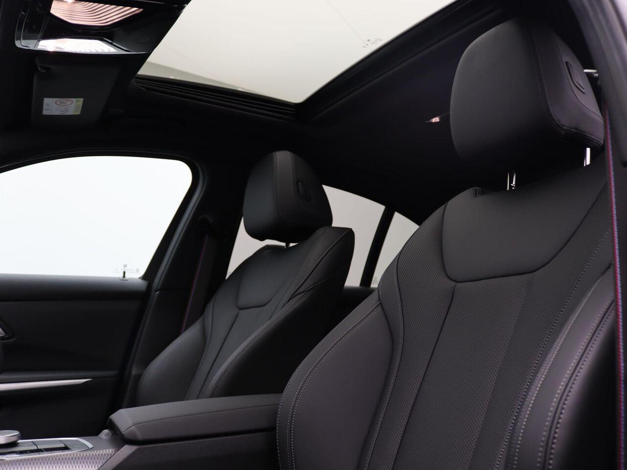 BMW 3-SERIE Sedan 330e M Sportpakket Pro | Comfort Pack | Comfort Access | Achteruitrijcamera | Schuifdak | Adaptieve LED | Harman Kardon | 19''