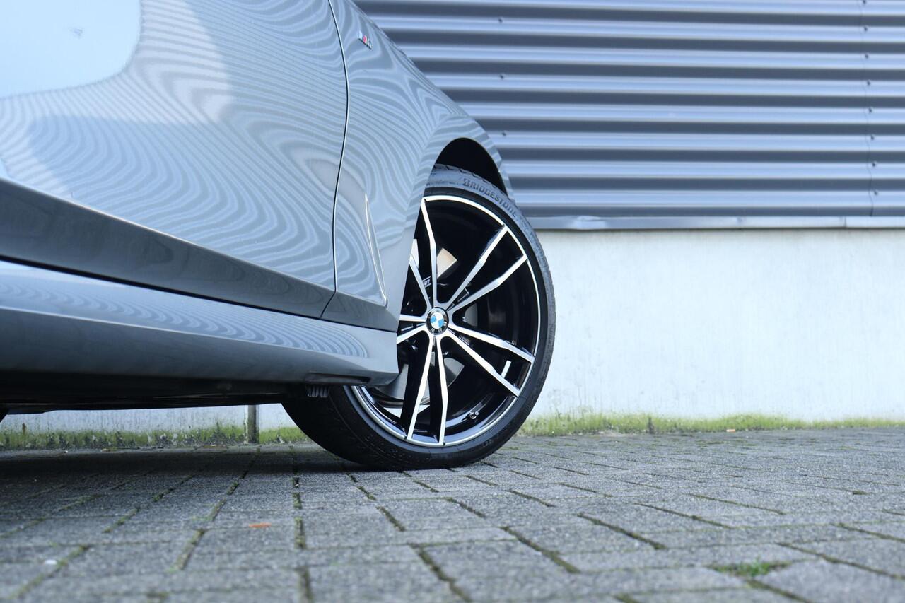 BMW 3-SERIE Sedan 320i | M Sportpakket Pro | Panodak | Harman Kardon | Driving Assistant | Comfort Acces | 19'' LMV | Ekris Selection