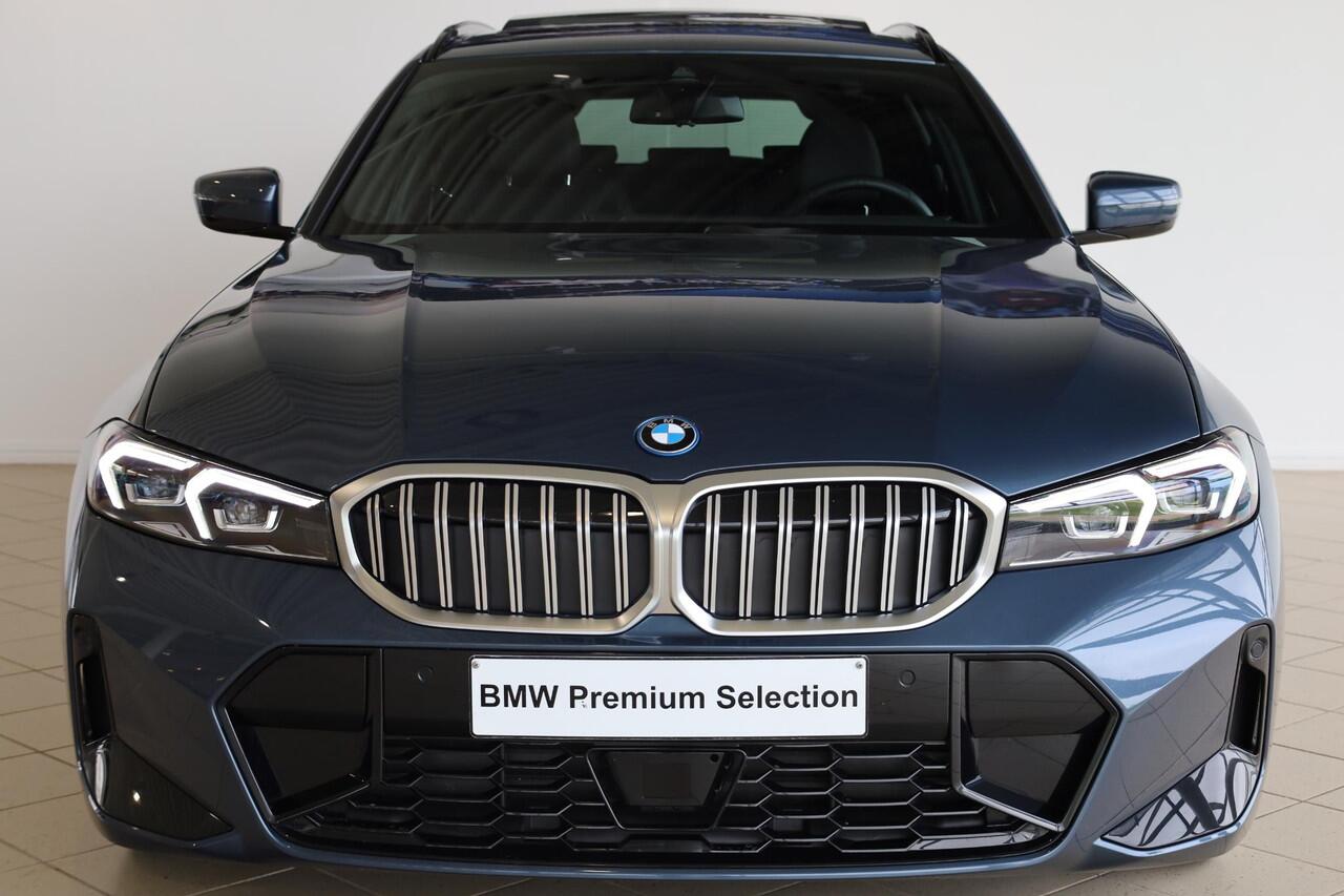BMW 3-SERIE Touring 330e | M Sportpakket | Comfort Pack | Panorama Dak | Trekhaak