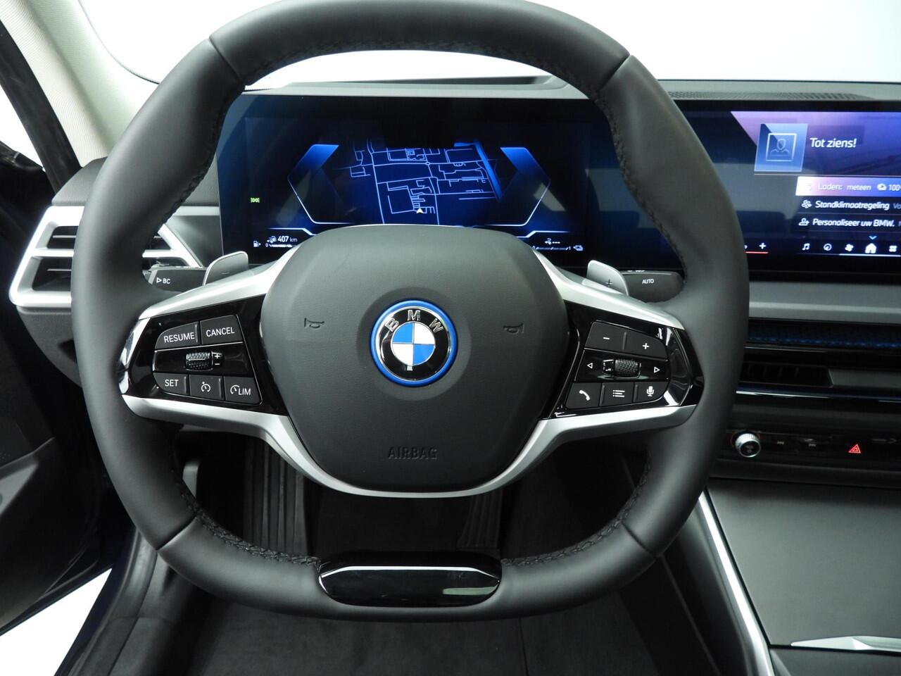 BMW 3-SERIE Sedan 330e | LED | Leder | HUD | Schuifdak | Sportstoelen | Stoelverwarming | DAB | Alu 18 inch