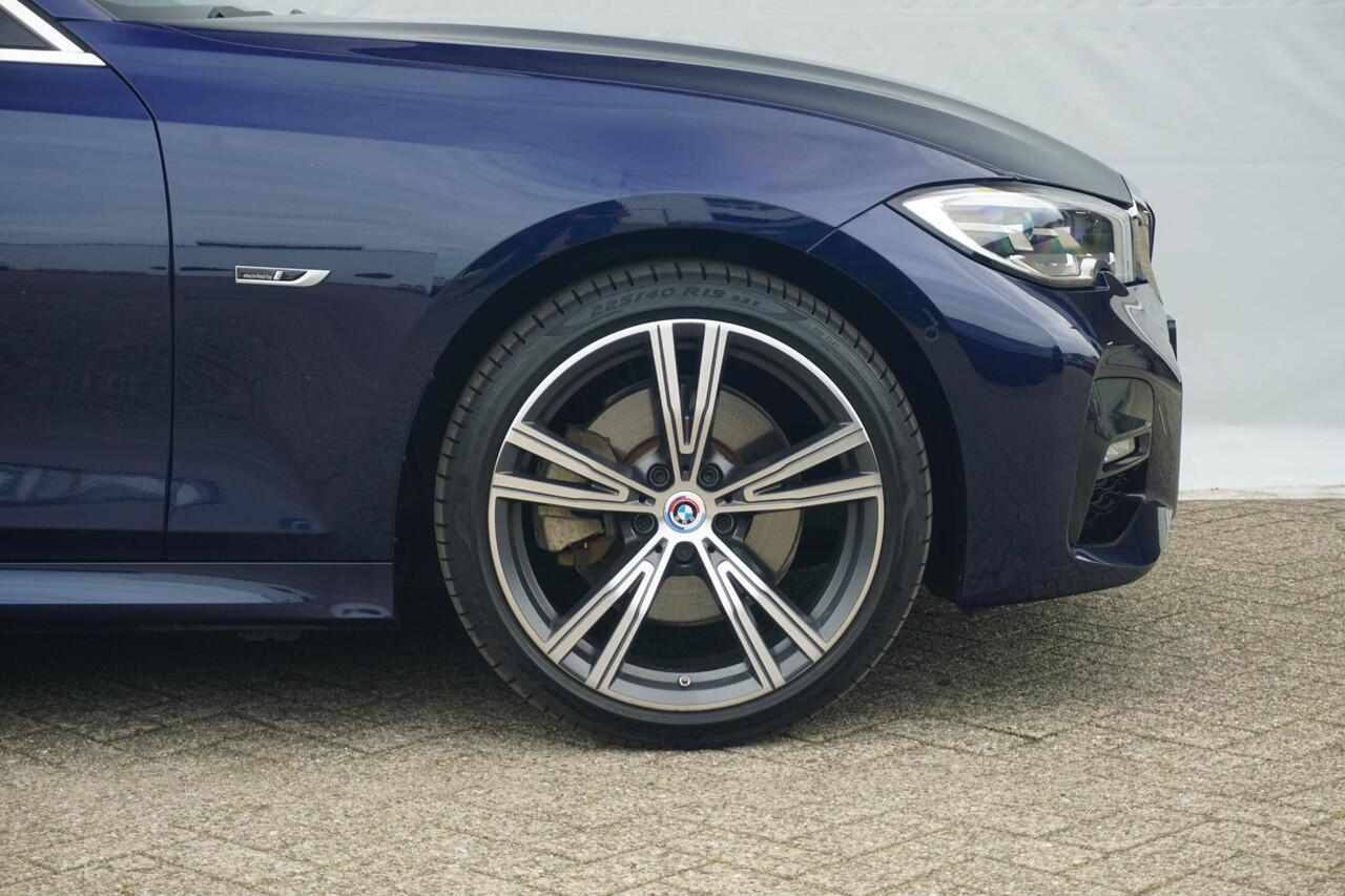 BMW 3-SERIE Sedan 320e High Executive M Sportpakket 19'' / Schuif-/kanteldak / Elektrisch verstelbare voorstoelen / HiFi System