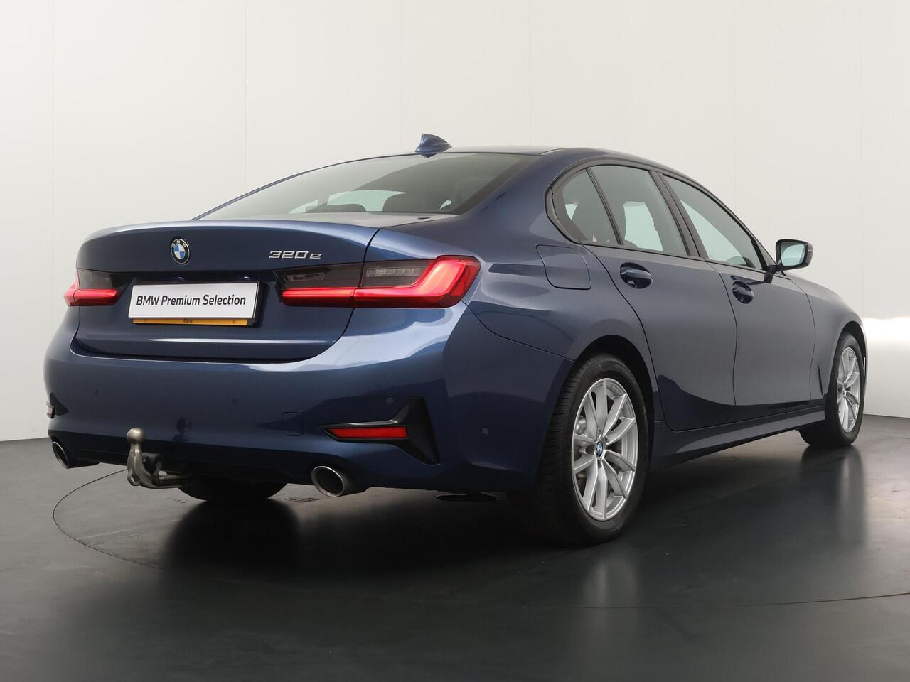 BMW 3-SERIE 320e Business Edition Plus | Trekhaak | Panoramadak | Stoelverwarming |