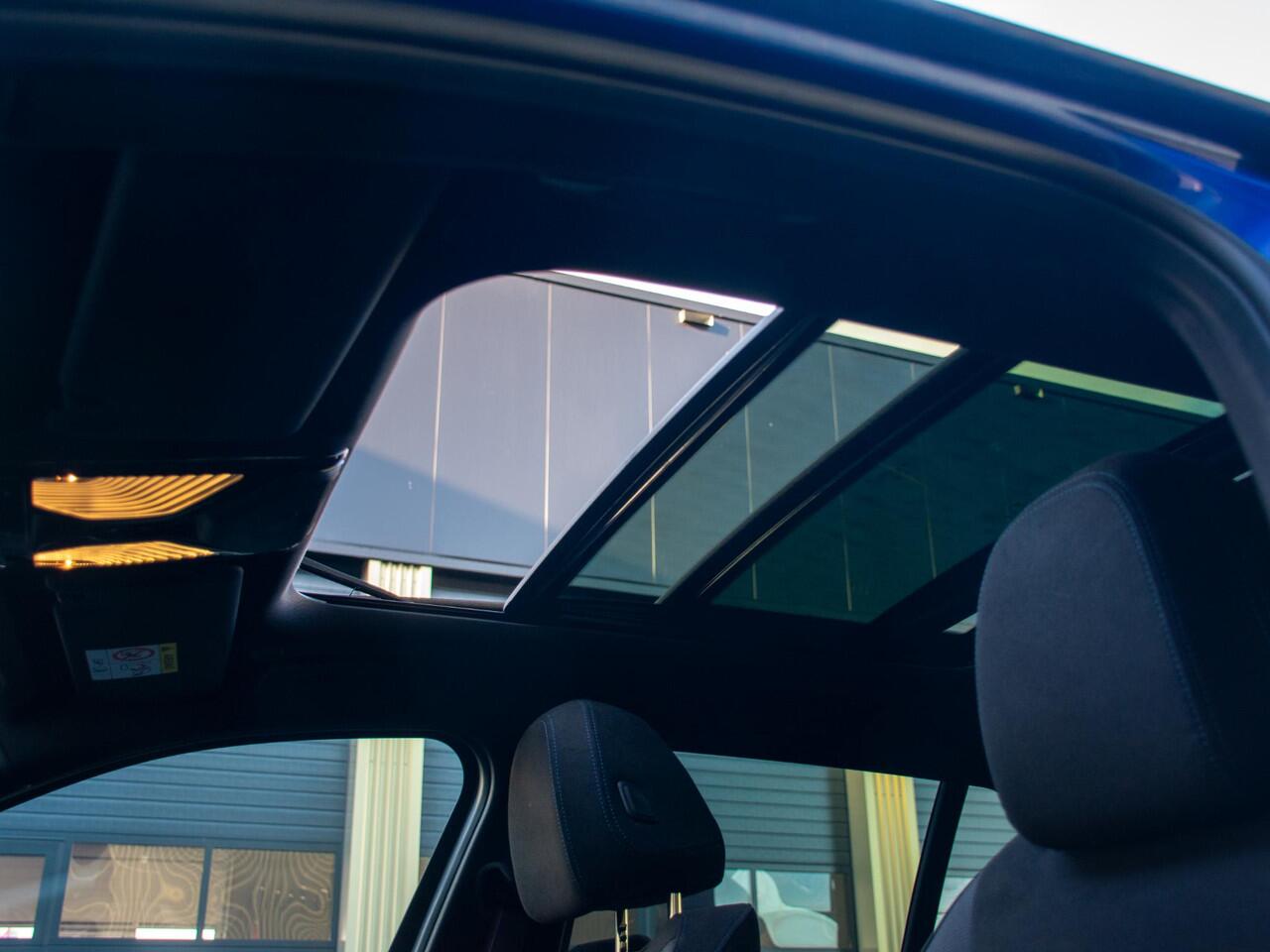 BMW 3-SERIE Touring 330e l Long Range l Trekhaak l M-sport l Schuif-/kantel dak l Adaptive LED l Verwarmd Stuurwiel l Head-Up l 20"