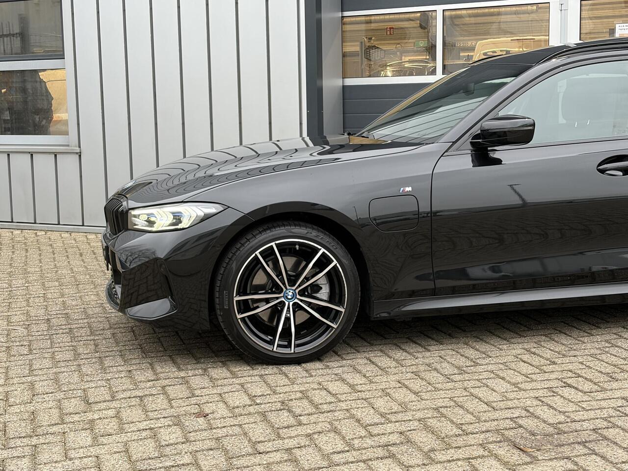 BMW 3-SERIE Touring 320e | M pakket | Pano | H&K | Head Up | LED |