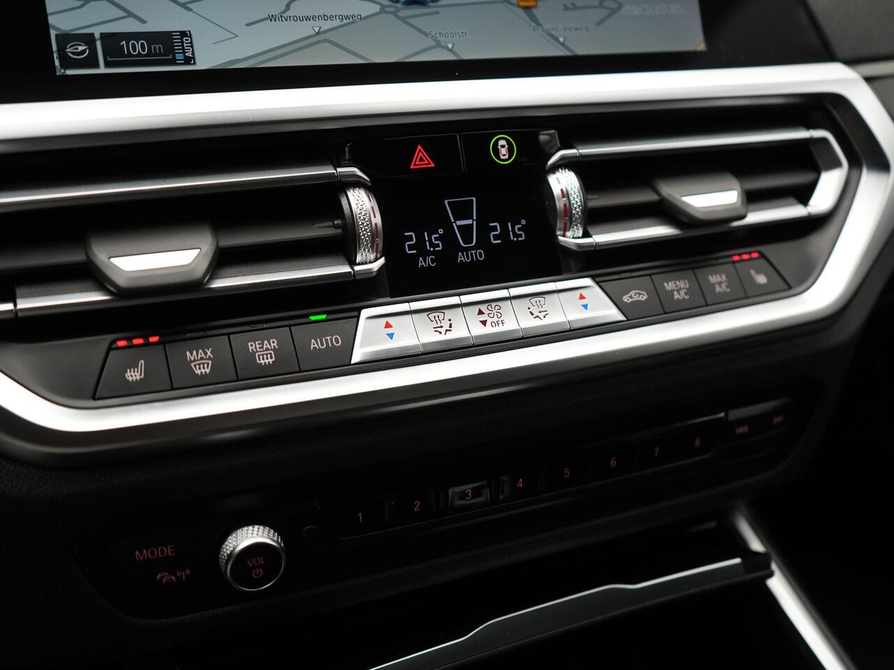 BMW 3-SERIE 330e M Sport Plug In Hybrid 293pk Dealer O.H. PHEV | Adaptief Onderstel | Sfeerverlichting | Alcantara Sportstoelen Verwarmd | Virtual | Apple Carplay | Navigatie | Cruise Control | DAB | 19"L.M |