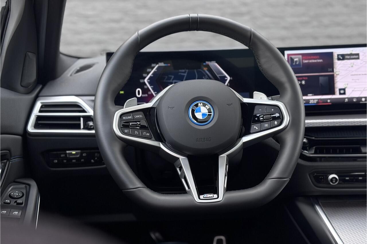 BMW 3-SERIE Touring 330e M-Sport | 19,5 kWh Accu | Panodak | Head-Up | Memory | Trekhaak | 360° Camera | Fabrieksgarantie